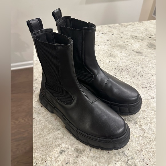 Viron/ヴィロン ＣＨＥＬＳＥＡ　ＢＯＯＴ　1997 Black Apple Viron Black Apple Leather 1997 Chelsea Boots, $280 | SSENSE